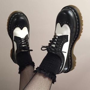 Gently used 3989 bex dr.martens UK 6 unisex